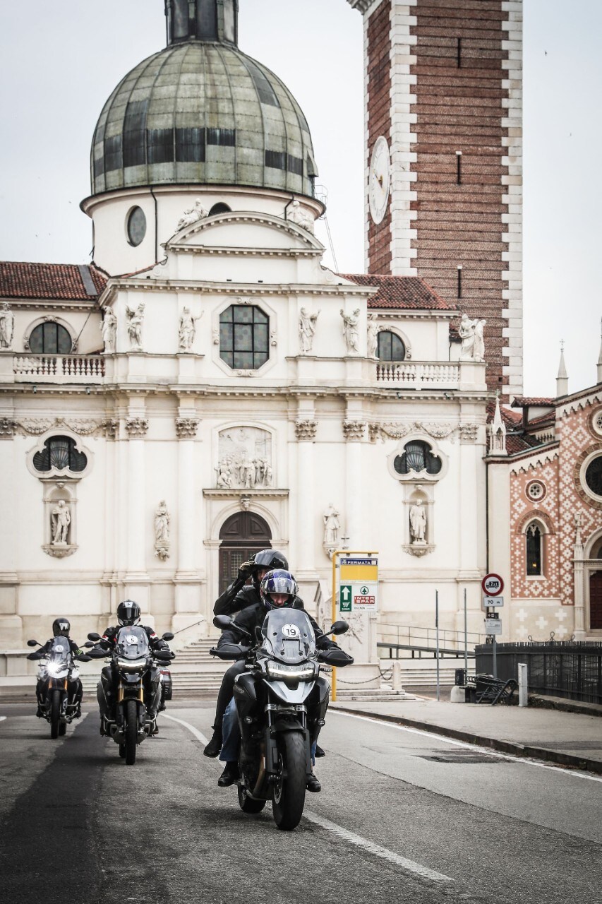 Triumph Adventure Experience: quando la moto va a braccetto con l'architettura